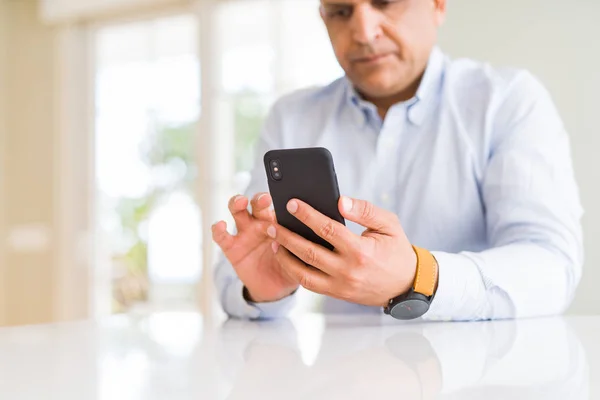 Nahaufnahme von Geschäftsmannhänden mit Smarpthone — Stockfoto