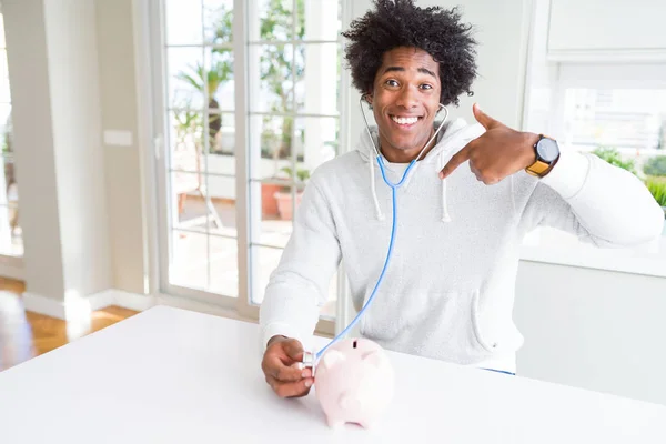 Africano Americano Homem Segurando Estetoscópio Verificando Saúde Financeira Mealheiro Com — Fotografia de Stock