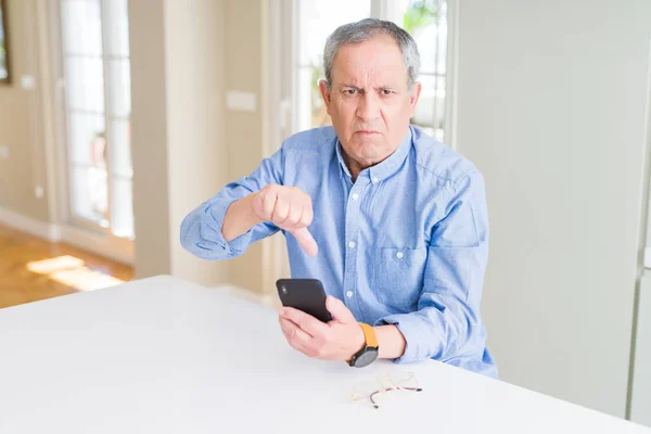 Hombre Mayor Guapo Usando Teléfono Inteligente Enviar Mensaje Con Cara — Foto de Stock