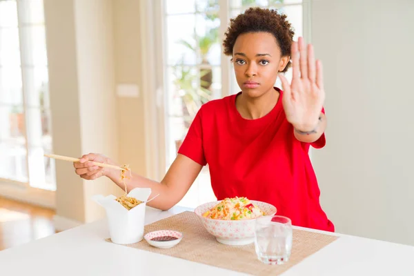 Fiatal Afrikai Amerikai Afro Haj Étkezés Ázsiai Otthon Nyitott Kéz — Stock Fotó