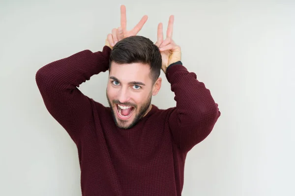 Joven Hombre Guapo Usando Suéter Sobre Fondo Aislado Posando Divertido —  Fotos de Stock