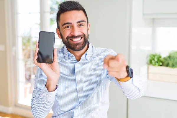 Hombre Negocios Hispano Guapo Mostrando Pantalla Del Teléfono Inteligente Apuntando —  Fotos de Stock