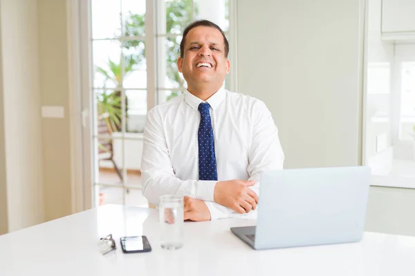 Homem Negócios Meia Idade Trabalhando Com Computador Laptop Rosto Feliz — Fotografia de Stock