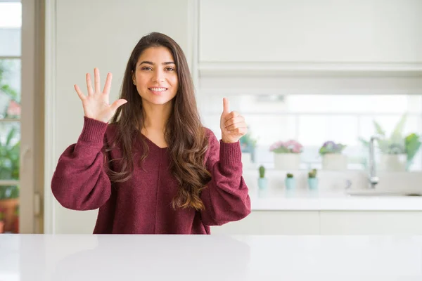 Ung Vacker Kvinna Hemma Visar Och Pekar Uppåt Med Fingrar — Stockfoto