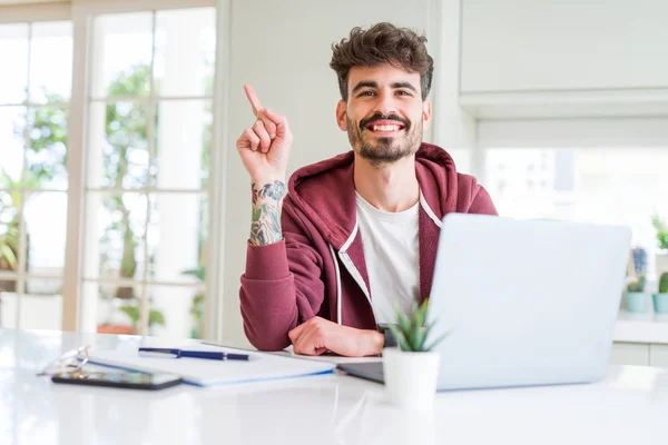 Joven Estudiante Usando Ordenador Portátil Portátil Muy Feliz Apuntando Con — Foto de Stock