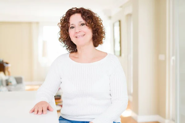 Bella Donna Anziana Che Indossa Maglione Bianco Casa Con Sorriso — Foto Stock