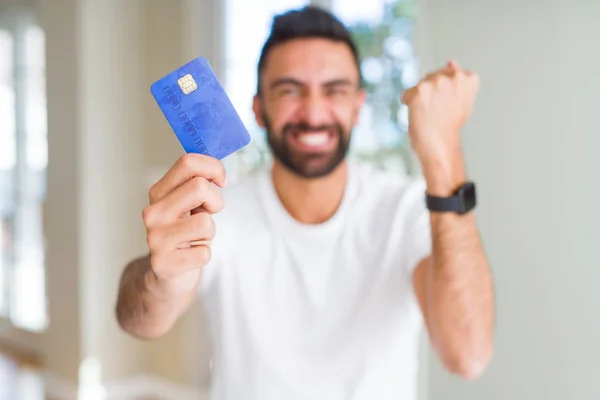 Bonito Hispânico Homem Segurando Cartão Crédito Irritado Frustrado Gritando Com — Fotografia de Stock