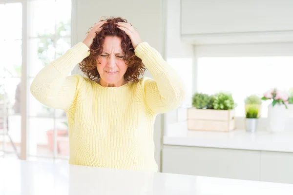 Schöne Seniorin Gelbem Pullover Die Unter Kopfschmerzen Leidet Verzweifelt Und — Stockfoto