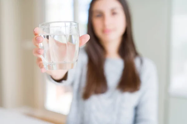 Schöne Junge Frau Trinkt Ein Frisches Glas Wasser Mit Einem — Stockfoto