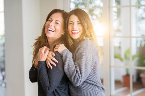 Hermosa familia de madre e hija juntos, abrazos y ki —  Fotos de Stock