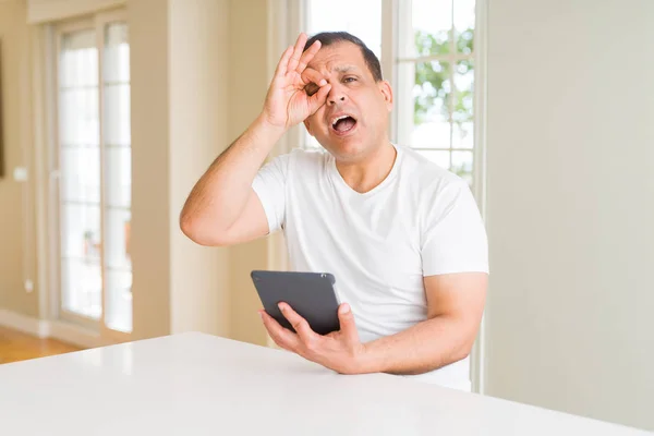 Hombre Mediana Edad Utilizando Mesa Digital Casa Con Cara Feliz — Foto de Stock