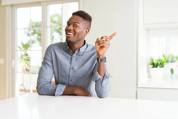 Knappe Afro Amerikaanse Man Witte Tafel Met Een Grote Glimlach — Stockfoto