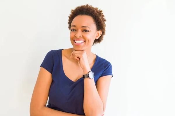 Joven Mujer Afroamericana Hermosa Sobre Fondo Blanco Mirando Con Confianza — Foto de Stock