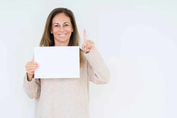 Mulher Meia Idade Segurando Folha Papel Branco Sobre Fundo Isolado — Fotografia de Stock