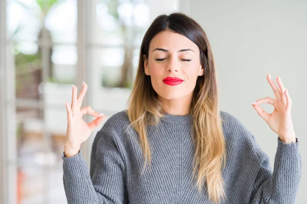 Jovem Mulher Bonita Vestindo Suéter Inverno Casa Relaxar Sorrir Com — Fotografia de Stock