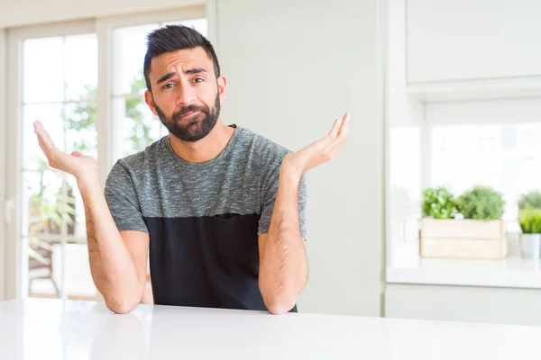 Hombre Hispano Guapo Con Camiseta Casual Casa Expresión Despistada Confusa — Foto de Stock