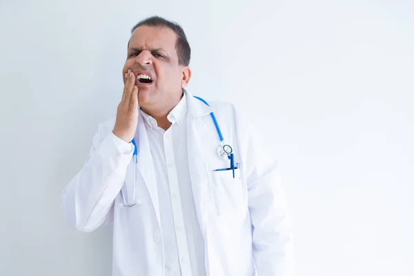 Dokter Usia Pertengahan Mengenakan Stetoskop Dan Mantel Medis Atas Latar — Stok Foto