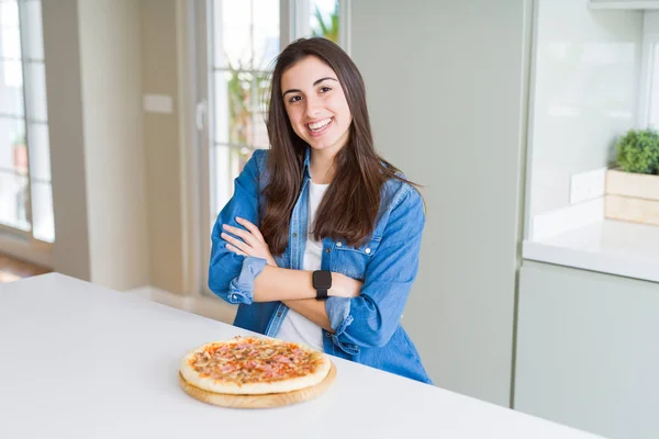 Piękna Młoda Kobieta Jedzenie Domowe Smaczne Pizza Kuchnia Szczęśliwy Twarz — Zdjęcie stockowe