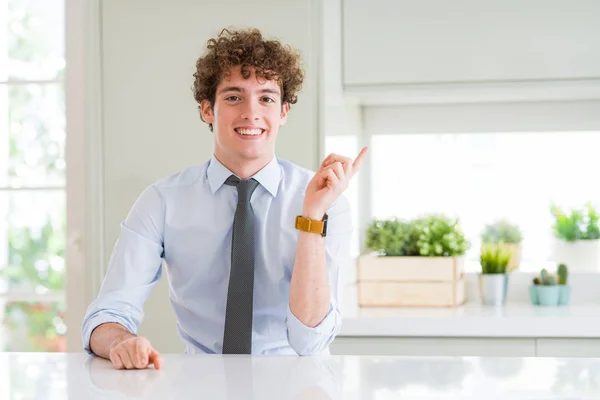Молодий Бізнесмен Краватці Великою Посмішкою Обличчі Вказуючи Рукою Пальцем Сторону — стокове фото