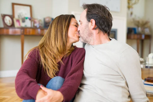 Bella Coppia Romantica Seduti Insieme Sul Pavimento Baciare Amore Casa — Foto Stock