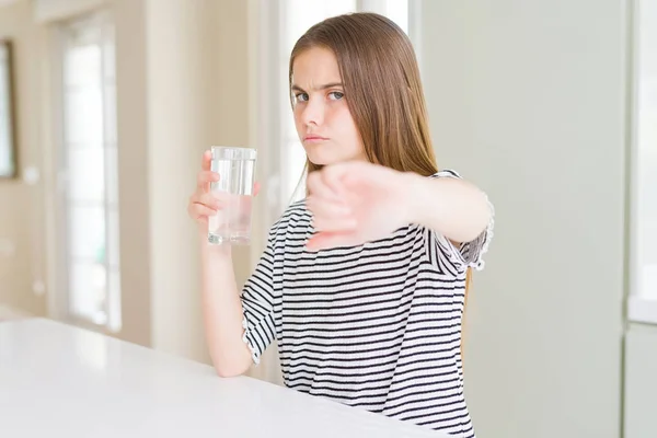 Menina Bonita Garoto Bebendo Copo Fresco Água Com Rosto Irritado — Fotografia de Stock