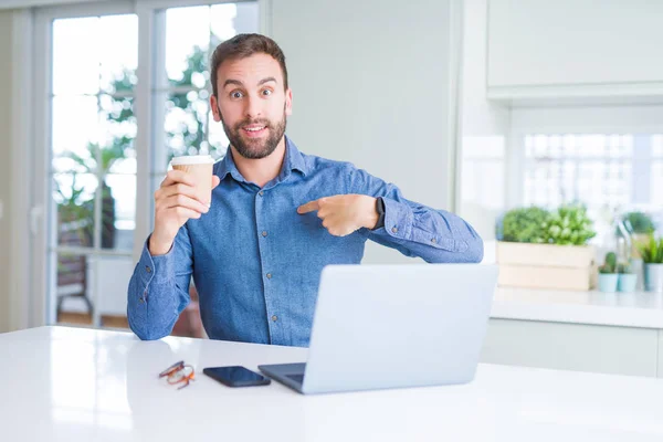 Przystojny Mężczyzna Pracujący Przy Użyciu Komputera Przenośnego Picia Filiżankę Kawy — Zdjęcie stockowe