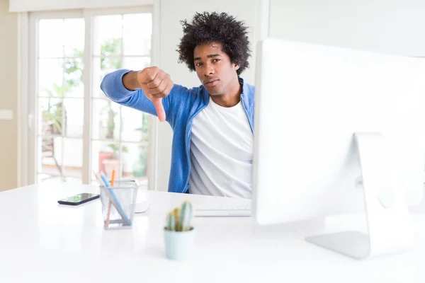 African American Man Die Werkt Met Behulp Van Computer Met — Stockfoto