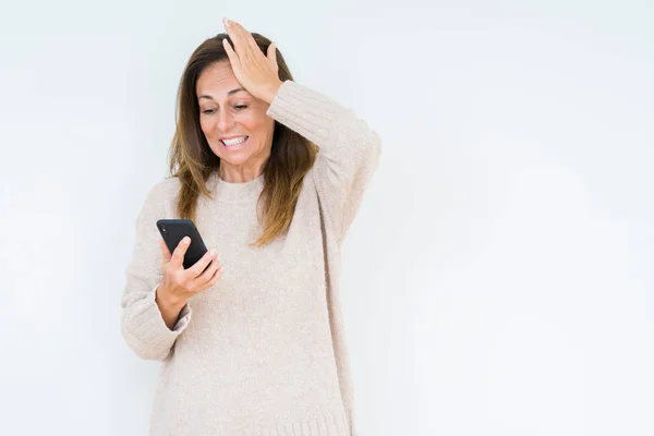 Donna Mezza Età Utilizzando Smartphone Sfondo Isolato Stressato Con Mano — Foto Stock