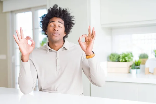 Američan Afričana Muž Doma Odpočívat Usmívající Očima Uzavřené Vede Meditační — Stock fotografie