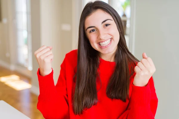 Bella Giovane Donna Vestita Con Maglione Rosso Casual Che Celebra — Foto Stock