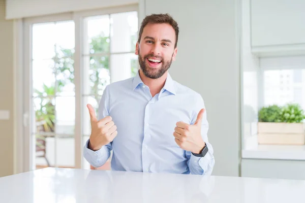 Όμορφος Επιχείρηση Άνθρωπος Σημάδι Επιτυχίας Κάνει Θετική Κίνηση Χέρι Thumbs — Φωτογραφία Αρχείου
