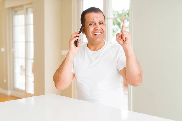 Homem Meia Idade Chamando Usando Smartphone Surpreso Com Uma Ideia — Fotografia de Stock