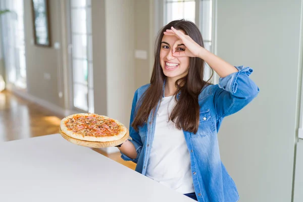 Piękna Młoda Kobieta Jedzenie Domowe Smaczne Pizzy Kuchni Szczęśliwy Twarz — Zdjęcie stockowe