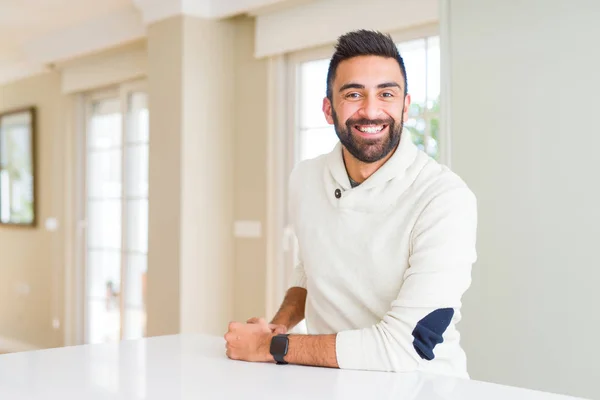 Bonito Homem Hispânico Vestindo Camisola Branca Casual Casa Com Sorriso — Fotografia de Stock