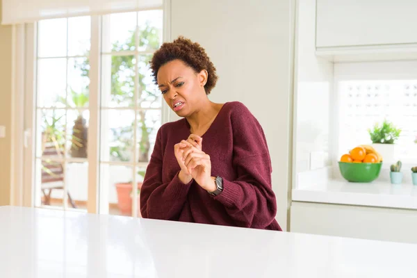 Junge Schöne Afrikanisch Amerikanische Frau Hause Angeekelten Ausdruck Ungehalten Und — Stockfoto