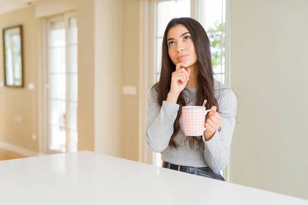 Jovem Mulher Bebendo Uma Xícara Café Cara Séria Pensando Questão — Fotografia de Stock