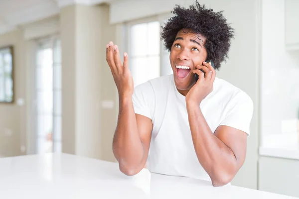 Hombre Negocios Afroamericano Hablando Por Teléfono Muy Feliz Emocionado Expresión — Foto de Stock