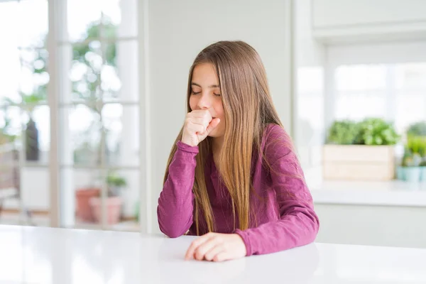白色桌子上的美丽的年轻女孩感到不适和咳嗽作为感冒或支气管炎的症状 医疗理念 — 图库照片