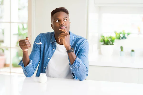 Afroamerické Muže Jíst Zdravé Přírodní Jogurt Lžící Vážná Tvář Přemýšlet — Stock fotografie
