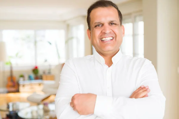 Hombre Mediana Edad Sonriendo Confiado Cámara Casa — Foto de Stock