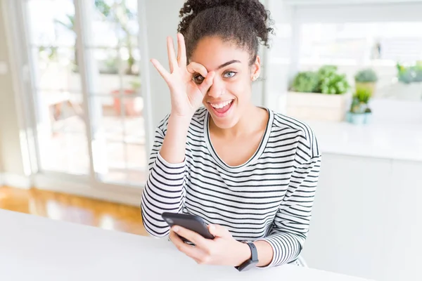 Unga Afroamerikanska Kvinnan Med Smartphone Sms Ett Meddelande Med Glada — Stockfoto
