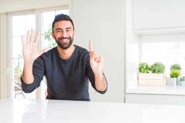 Stilig Spansktalande Man Bär Casual Tröja Hemma Visar Och Pekar — Stockfoto