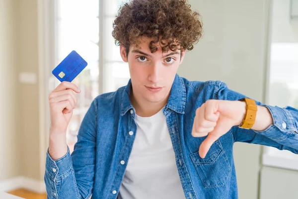 Joven Sosteniendo Tarjeta Crédito Con Cara Enojada Signo Negativo Que —  Fotos de Stock