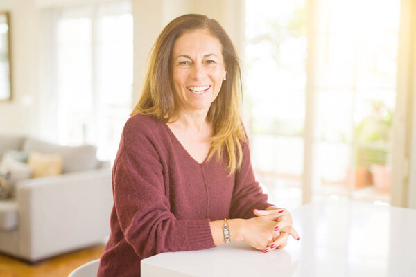 Красивая женщина средних лет улыбается дома
