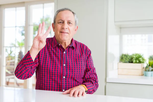 Bonito Homem Sênior Casa Mostrando Apontando Para Cima Com Dedos — Fotografia de Stock