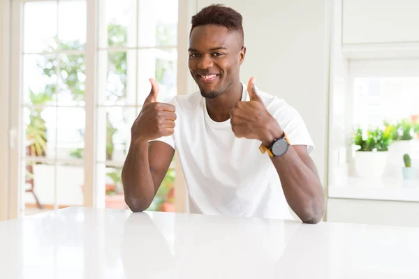 Красивий Африканських Американських Людина Білий Столі Вдома Успіху Знак Робить — стокове фото