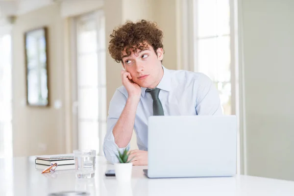 Jovem Homem Negócios Trabalhando Com Laptop Computador Escritório Pensando Cansado — Fotografia de Stock
