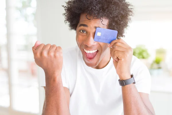 Afrikanisch Amerikanischer Mann Mit Kreditkarte Schreit Stolz Und Feiert Sieg — Stockfoto