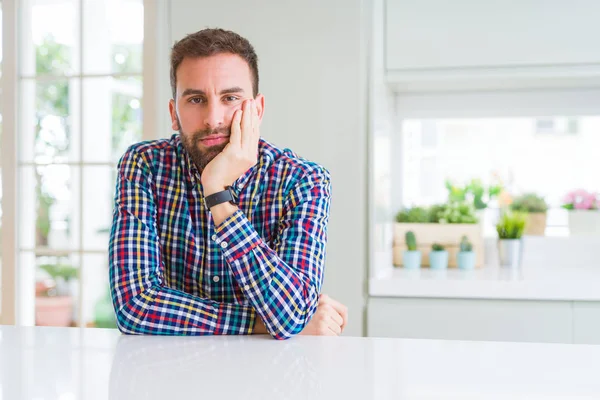 Hombre Guapo Con Camisa Colorida Pensando Que Cansado Aburrido Con — Foto de Stock