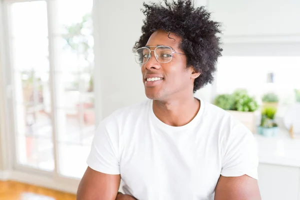 Afro Américain Portant Des Lunettes Souriant Côté Regardant Regardant Loin — Photo